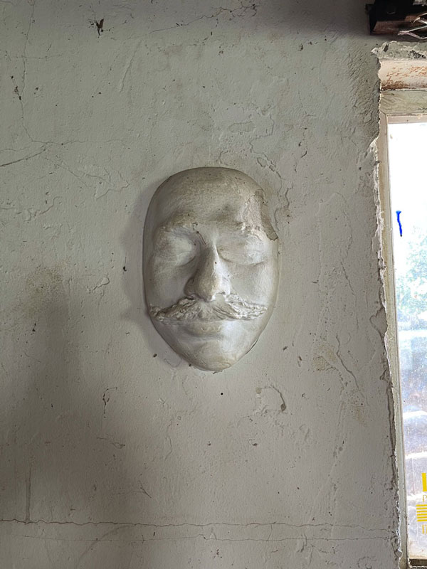 image of plaster cast of Richard Mocco's face in the basement of the Harmony Hollow house